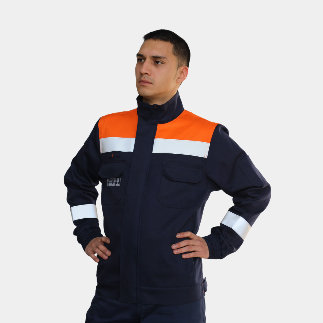 Hombre usando chaqueta ignífuga FIREWEAR® bicolor azul y naranjo en vista frontal con manos en la cintura.